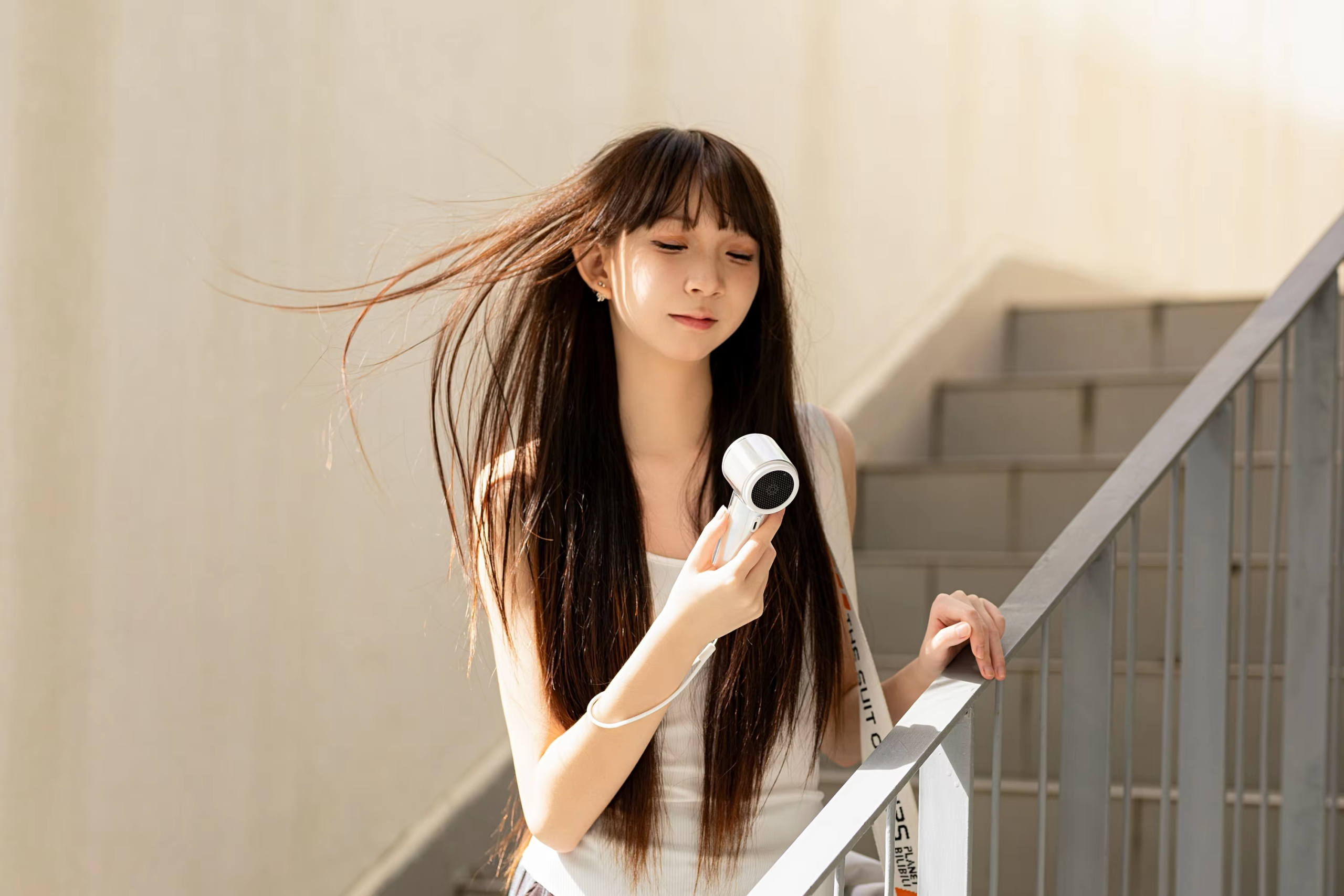 C08 2025 Popular and Portable Handheld Fan High-speed Powerful Wind Force Electroplating Effect Fan with Digital Display and Lanyard - Image 7