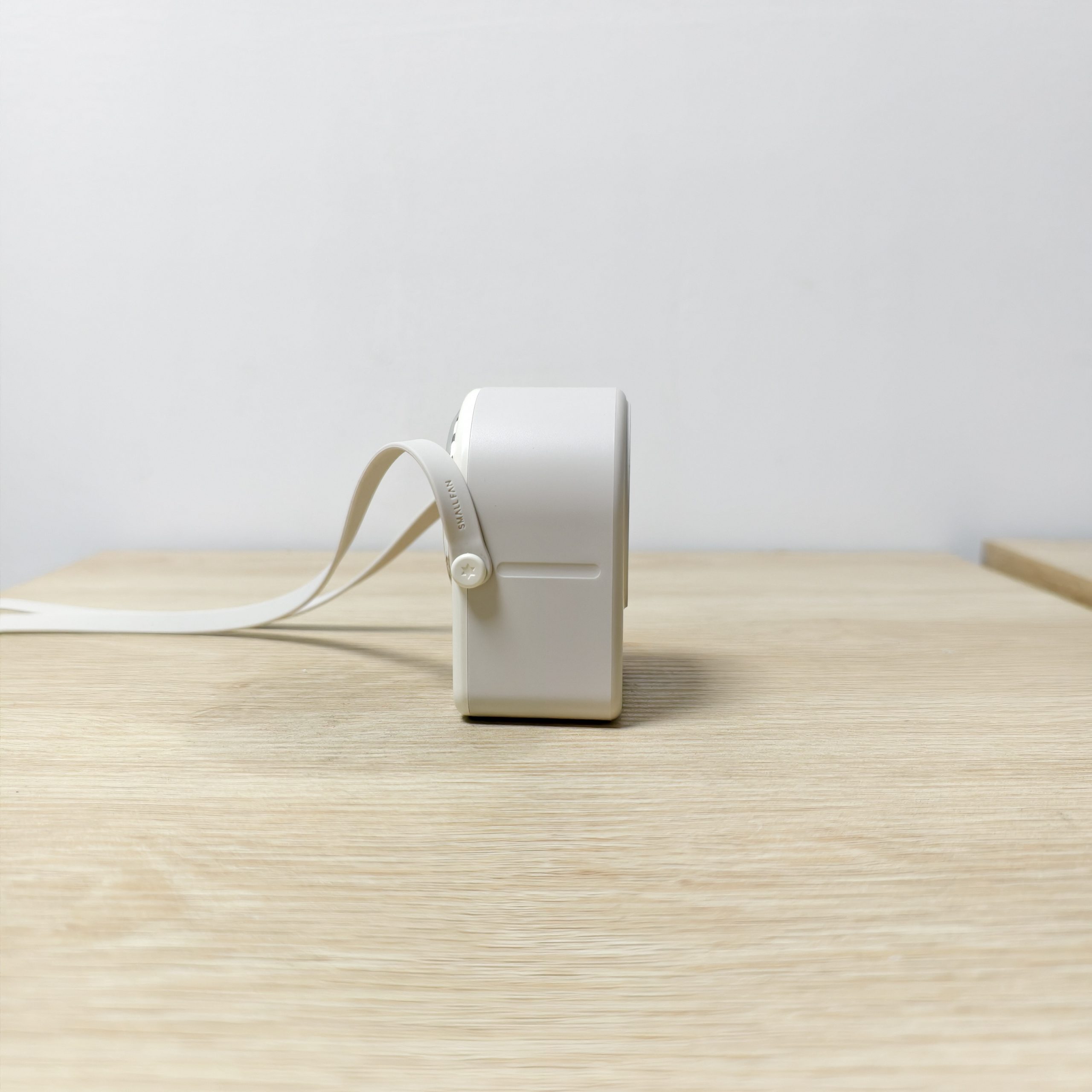 F617 Latest Developed Neck Wearable Fan Mini Design Convenient Carry 4-gear Adjustable High Texture Quality and Speed Palm-size Fan - Image 6