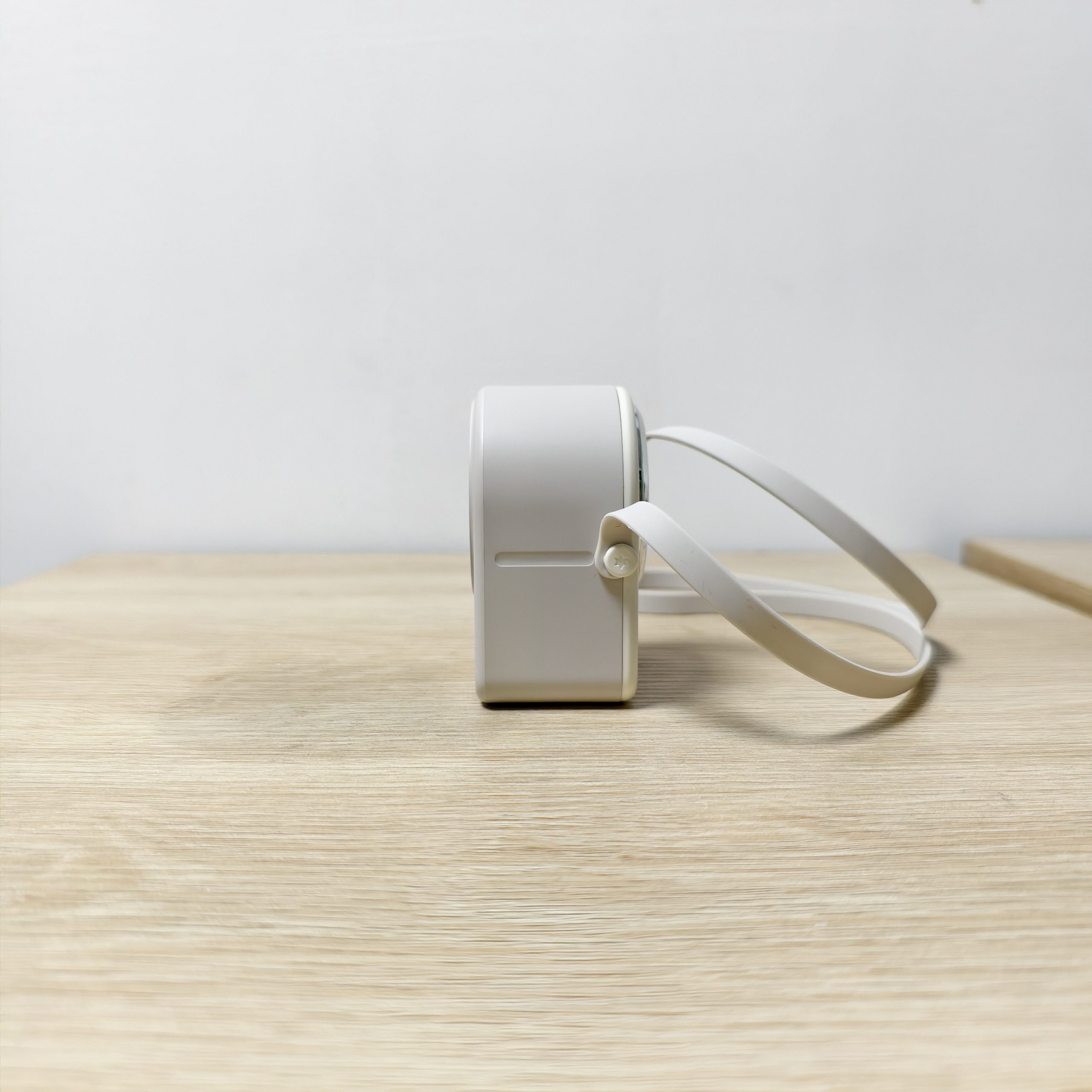 F617 Latest Developed Neck Wearable Fan Mini Design Convenient Carry 4-gear Adjustable High Texture Quality and Speed Palm-size Fan - Image 4