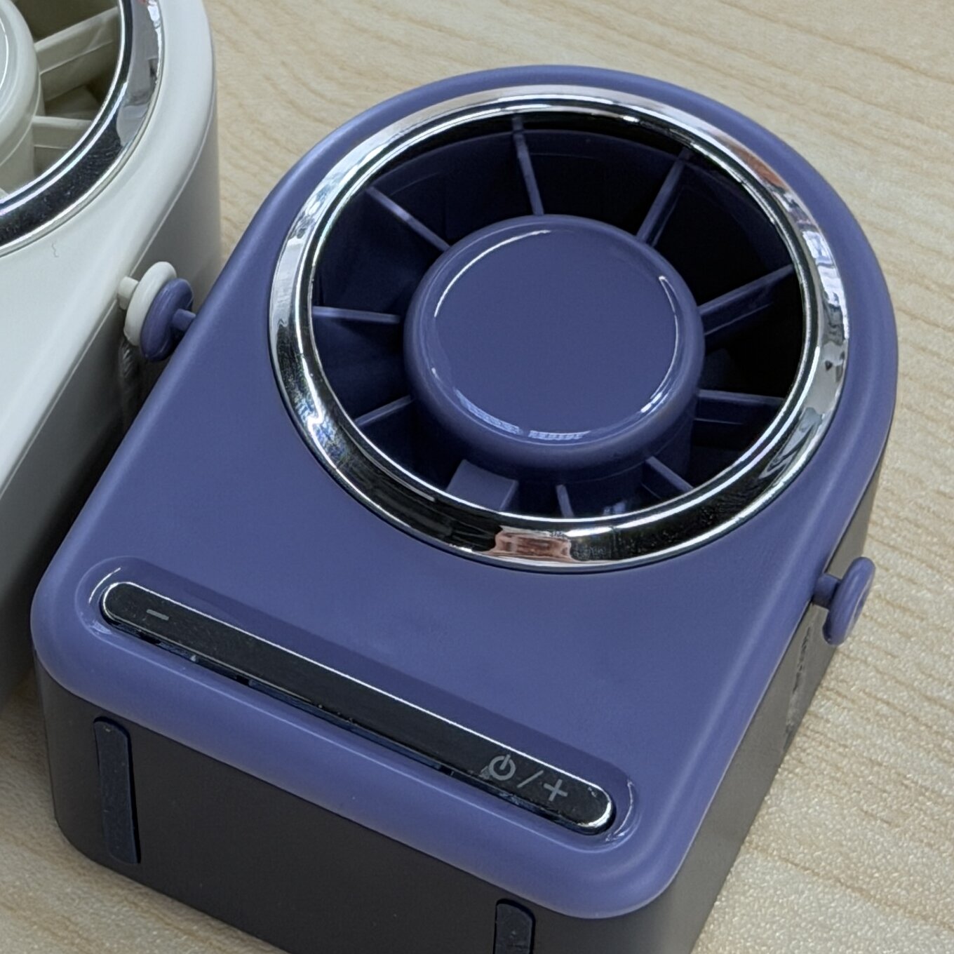 F617 Latest Developed Neck Wearable Fan Mini Design Convenient Carry 4-gear Adjustable High Texture Quality and Speed Palm-size Fan - Image 9