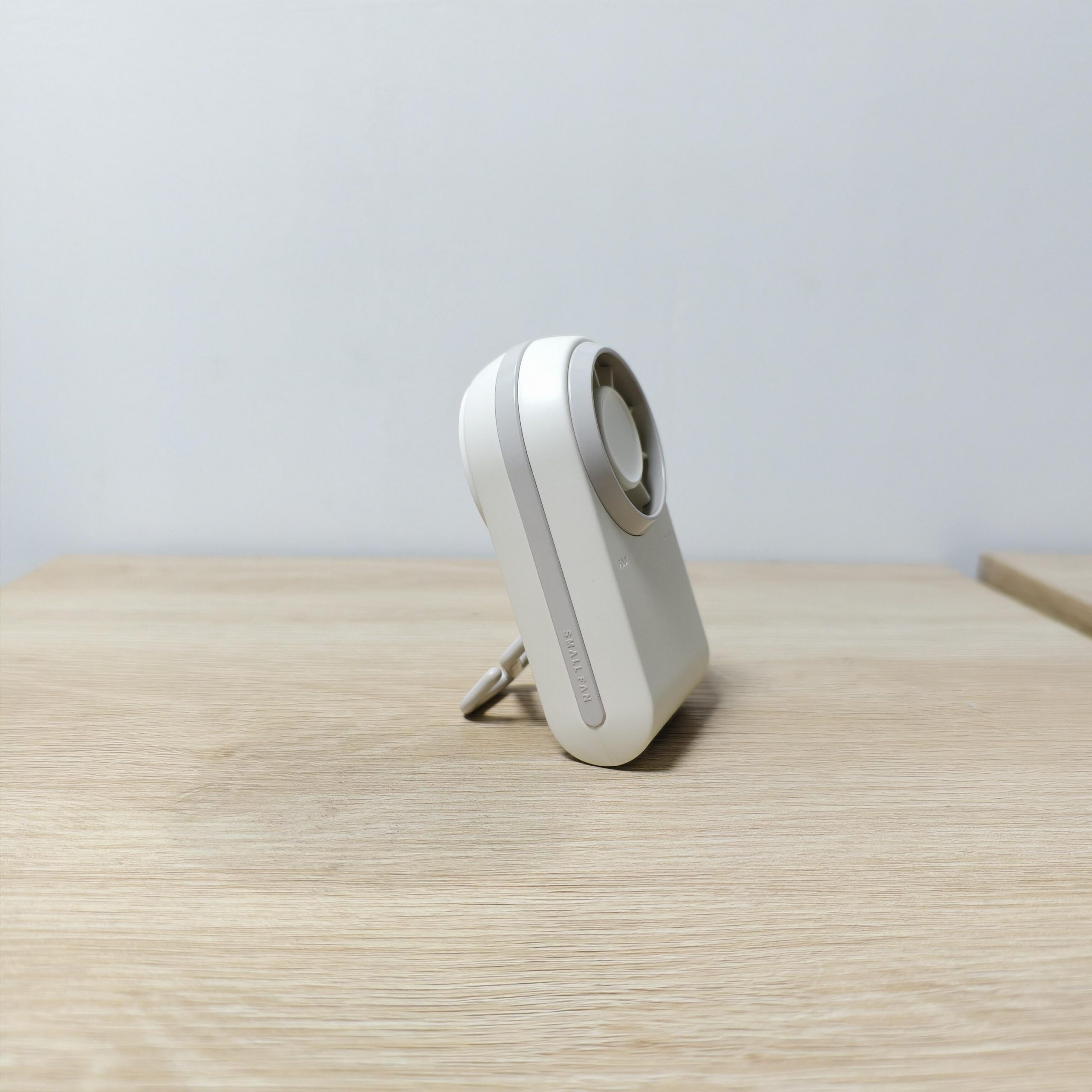 F618 2026 Innovative Practical Fan Compact-size Design with Carabiner Easy to Carry Design Handheld and Desktop Dual-usable Mini Fan