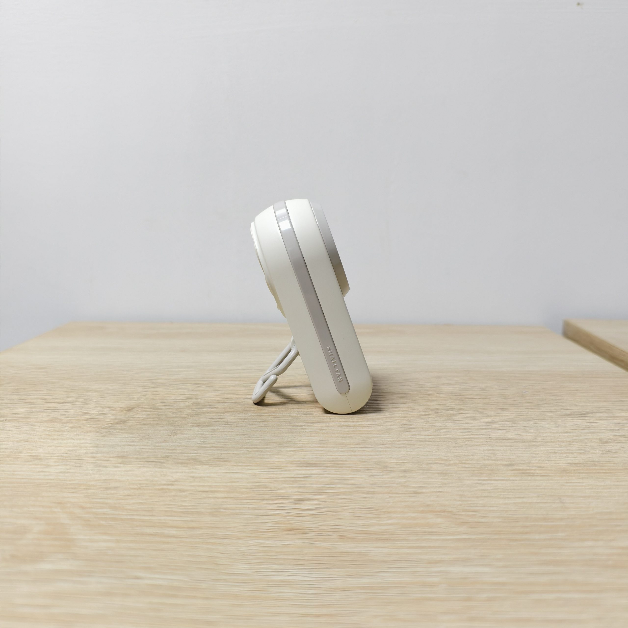 F618 2026 Innovative Practical Fan Compact-size Design with Carabiner Easy to Carry Design Handheld and Desktop Dual-usable Mini Fan - Image 6